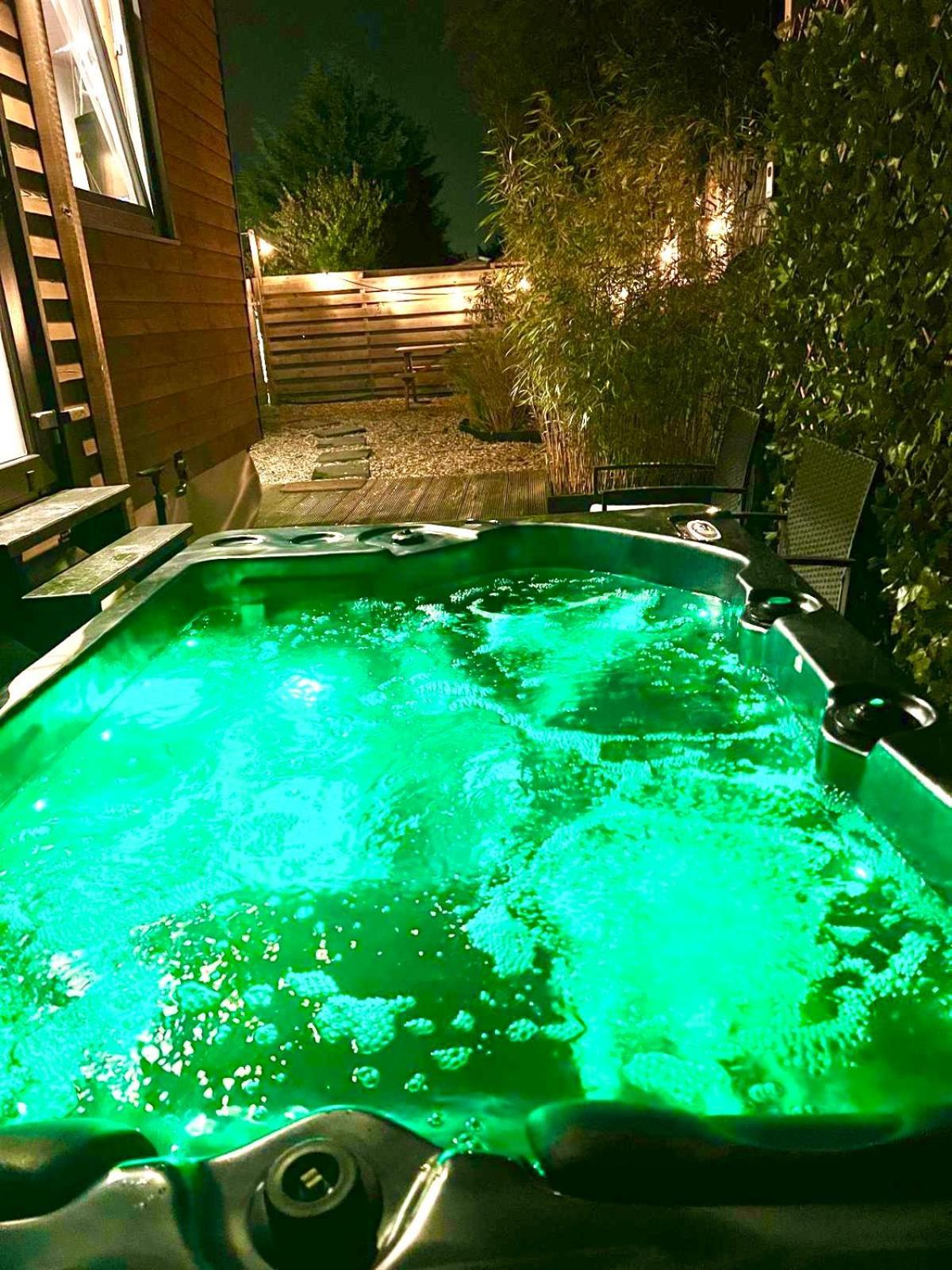 Tiny House With Garden And Jacuzzi Near Amsterdam Villa Vijfhuizen Bagian luar foto